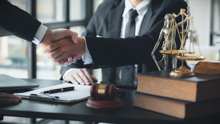 abogados estrechando manos