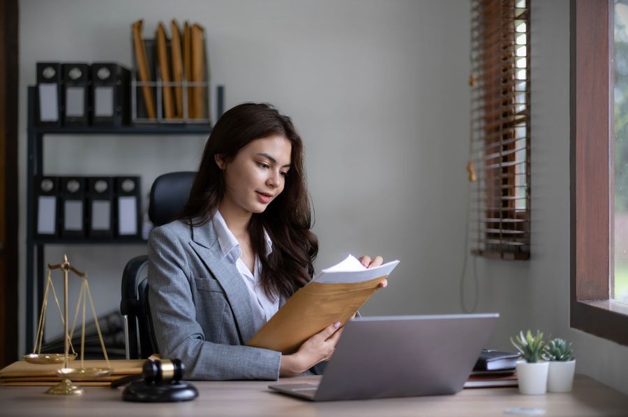 chica revisando papeles financieros
